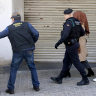 Agentes de la Guardia Civil se llevan a la detenida.