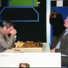 El holandés Jan Timman, en una imagen de archivo, disputando una partida contra Kaspárov