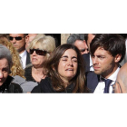 Loreto, la hija de Isabel Carrasco, se apoya en su novio desconsolada al acabar el funeral por su madre oficiado en la Catedral de León