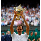 Roger Federer levanta la copa que le acredita como campeón de Wimbledon. NIC BOTHMA