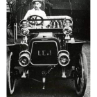 En la imagen superior, Alberti Laurín, inmortalizado por Gracia, y publicidad de los coches Darracq.