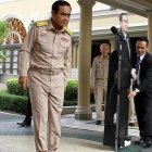 El general Prayuth se despide de la prensa y deja a su doble de cartón, en Bangkok.
