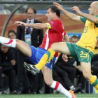 Bresciano y Stankovic pujan por el control del balón.
