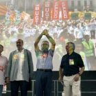 Los responsables de UGT y CC.OO., junto a Méndez y Toxo en el acto en Barcelona.