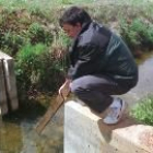 Un agricultor muestra un canal de riego del Páramo Bajo, en la localidad de Pelayo García
