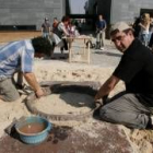 Miembros de Embarrarte y alumnos de la escuela iniciaron ayer la construcción del «árbol de fuego»