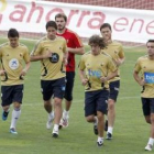 Los jugadores de la selección española durante la sesión de entrenamiento en Las Rozas.