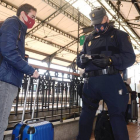 Efectivos de la Policía Nacional controlan las salidas y llegadas a la estación de trenes de Valladolid. NACHO GALLEGO