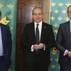 El director general de Caja Rural, Cipriano García, presenta el balance del año 2015. Le acompañan, el director de Comunicación, Narciso Prieto (I) y el jefe de zona, Alejandro Hidalgo (D)