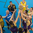 Jugadores del equipo de baloncesto Aderes, en el pabellón de Burjassot, esta semana.