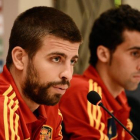 Pique y Arbeloa en una rueda de prensa con la selección española