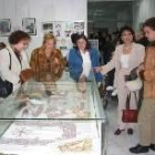 Las autoridades visitaron la exposición de ambas asociaciones