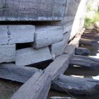 Detalle del mal estado del puente del siglo XVIII sobre el río Torío en Puente Castro.