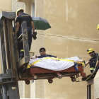 Khaled Mohsen Chaïri, en el momento de ser sacado de su casa mediante una grua y una cama.