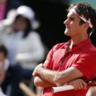 Federer contempla a su rival Monfils en un partido en el que el suizo demostró ser muy superior.