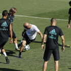 Zidane, en el centro de un rondo durante el entrenamiento de este sábado.