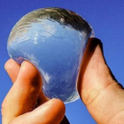 Ooho! pretende desterrar del planeta las botellas de plástico a base de burbujas de agua totalmente comestibles.