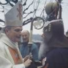 El obispo de Le Puy saluda a Marcelino Lobato en el santuario tras la apertura