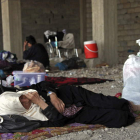 Una mujer descansa en un campo de refugiados.