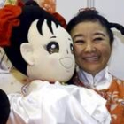 Nina Wang, con sus trenzas, con una muñeca a su imagen