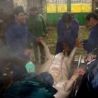 En la imagen de archivo, varios hombres participan en la matanza del cerdo.