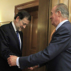 El rey Juan Carlos saluda al presidente del Partido Popular, Mariano Rajoy, a quien ha recibido en audiciencia en el Palacio de la Zarzuela, en la ronda de consultas del Jefe del Estado para la investidura del presidente del Gobierno.