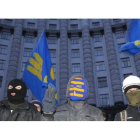 Manifestantes, frente a la sede del Gobierno de Ucrania en Kiev, el lunes.