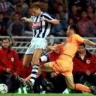 Baraja intenta arrebatar  un balón a Karpin, que ayer no tuvo un día muy acertado