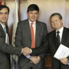 El presidente de Usca, Camilo Cela, el mediador Pimentel y Juan Ignacio Lema (Aena).