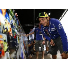 Rossi a punto de firmar en el mural solidario de Silverstone.