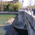 Imagen del estado del cauce del río a la altura del puente romano