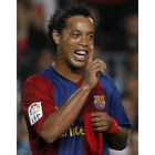 Ronaldinho protesta al árbitro