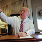 Trump señala a miembros de la prensa, sentado en su despacho del Air Force One, el 26 de enero.