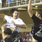 Mikel Aguirrezabalaga, que ayer volvió a jugar de central durante muchos minutos, intenta un lanzamiento a portería ante la defensa del Go Fit.