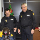 La niña con los policías a los que ha agradecido que detuvieran al pedófilo que intentó raptarla en Alicante.