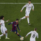 Messi conduce el balón en el último clásico, rodeado de Cristiano, Marcelo y Kroos.