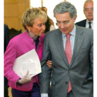 La vicepresidente De la Vega, con Álvaro Uribe.