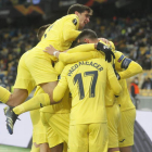 Los jugadores del Villarreal celebran su segundo gol. SERGEY DOLZHENKO