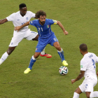 Pirlo controla el balón ante Danny Welbeck, de inglaterra.