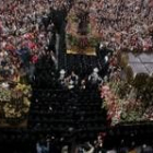 La Cofradía del Dulce Nombre entregó un ramo de flores a las Clarisas