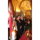 Rodríguez, con el pendón, junto a Chamorro y Aparicio