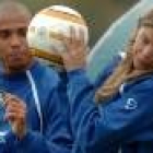 Ronaldo y Daniela Cicarelli bromean con un balón durante un viaje a Río de Janeiro en agosto pasado