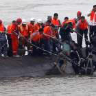 Momento en el que los equipos de rescate recuperan a uno de los pasajeros del barco.