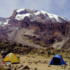 Campamento Barranco Hute, con la cima del Kilimanjaro al fondo.