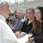 El papa Francisco da la mano a Patti Smith en la plaza de San Pedro.