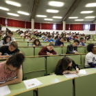 Estudiantes leoneses en la Universidad de Léon durante la prueba de la Ebau. MARCIANO PÉREZ