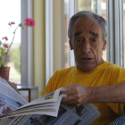 Manuel del Río lee un ejemplar del Diario de León en el centro Cosamai.