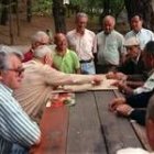 Un grupo de jubilados disfrutan jugando a las cartas en unos de los parques de España