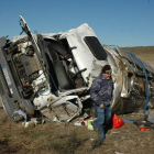 El camión quedó apoyado sobre su lateral izquierdo tras salirse de la vía y dar dos vueltas de campana.