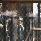 Imagen de archivo fechada el 9 de mayo de 2015 que muestra al expresidente egipcio, Hosni Mubarak (centro), flanqueado por sus hijos durante un juicio en la Academia de Policía de El Cairo (Egipto).